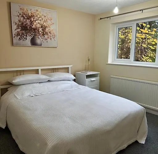 Stylish 2 Bedrooms Flat In A Quiet Cul-De-Sac Area, Near Sheffield City Centre With Free Parking