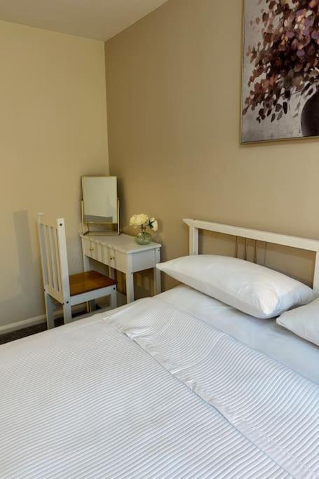 Apartment Stylish 2 Bedrooms Flat In A Quiet Cul-de-sac Area, Near Centre With Free Parking