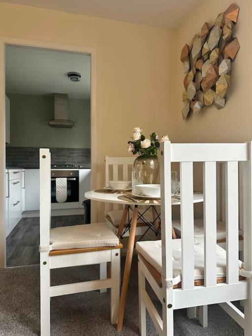 Stylish 2 Bedrooms Flat In A Quiet Cul-de-sac Area, Near Centre With Free Parking *