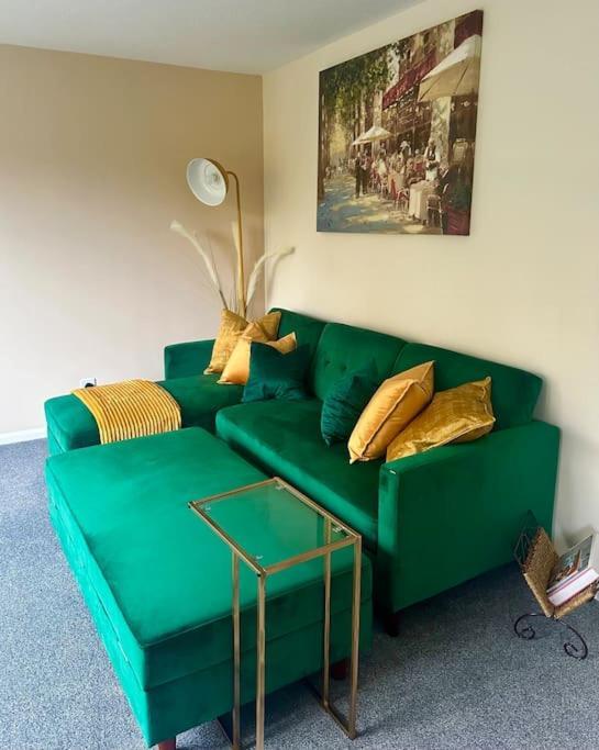 Stylish 2 Bedrooms Flat In A Quiet Cul-de-sac Area, Near Centre With Free Parking Apartment
