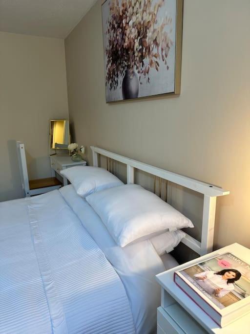 Stylish 2 Bedrooms Flat In A Quiet Cul-de-sac Area, Near Centre With Free Parking Apartment *
