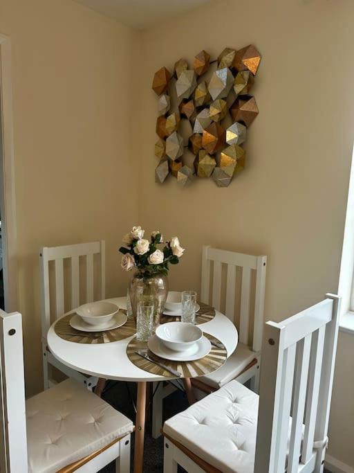 Stylish 2 Bedrooms Flat In A Quiet Cul-de-sac Area, Near Centre With Free Parking Apartment
