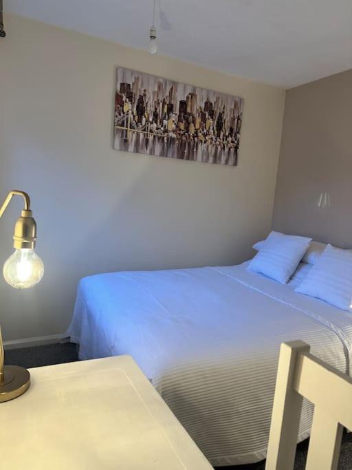 Stylish 2 Bedrooms Flat In A Quiet Cul-de-sac Area, Near Centre With Free Parking Appartamento