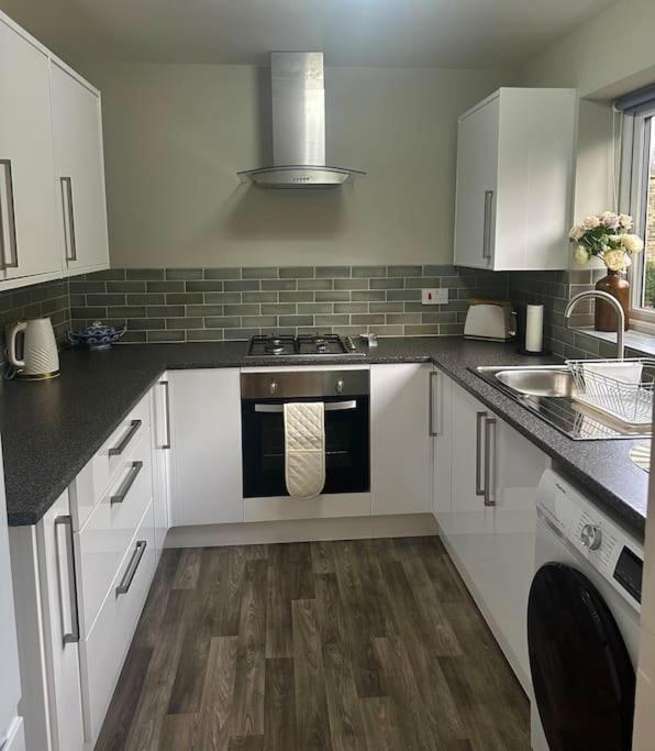 Stylish 2 Bedrooms Flat In A Quiet Cul-de-sac Area, Near Centre With Free Parking