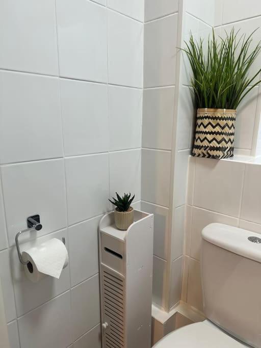 Stylish 2 Bedrooms Flat In A Quiet Cul-de-sac Area, Near Centre With Free Parking *
