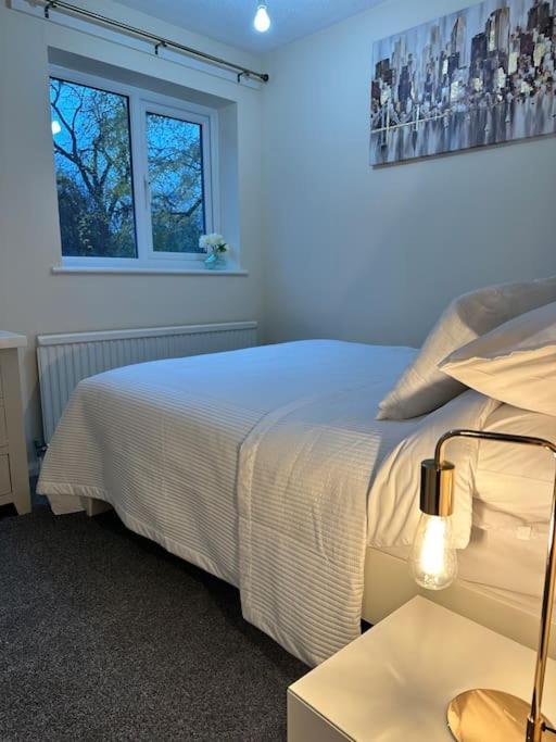 Stylish 2 Bedrooms Flat In A Quiet Cul-de-sac Area, Near Centre With Free Parking Apartment