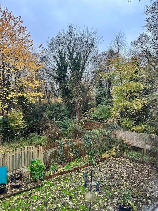 Stylish 2 Bedrooms Flat In A Quiet Cul-de-sac Area, Near Centre With Free Parking *