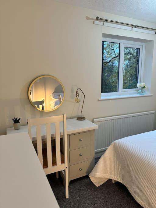 Apartment Stylish 2 Bedrooms Flat In A Quiet Cul-de-sac Area, Near Centre With Free Parking *