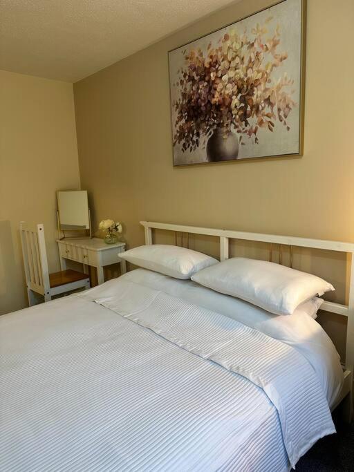 Stylish 2 Bedrooms Flat In A Quiet Cul-de-sac Area, Near Centre With Free Parking